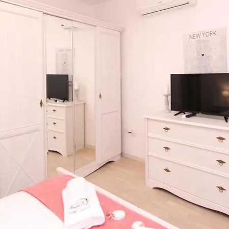 Crystal Luxe Apartment *